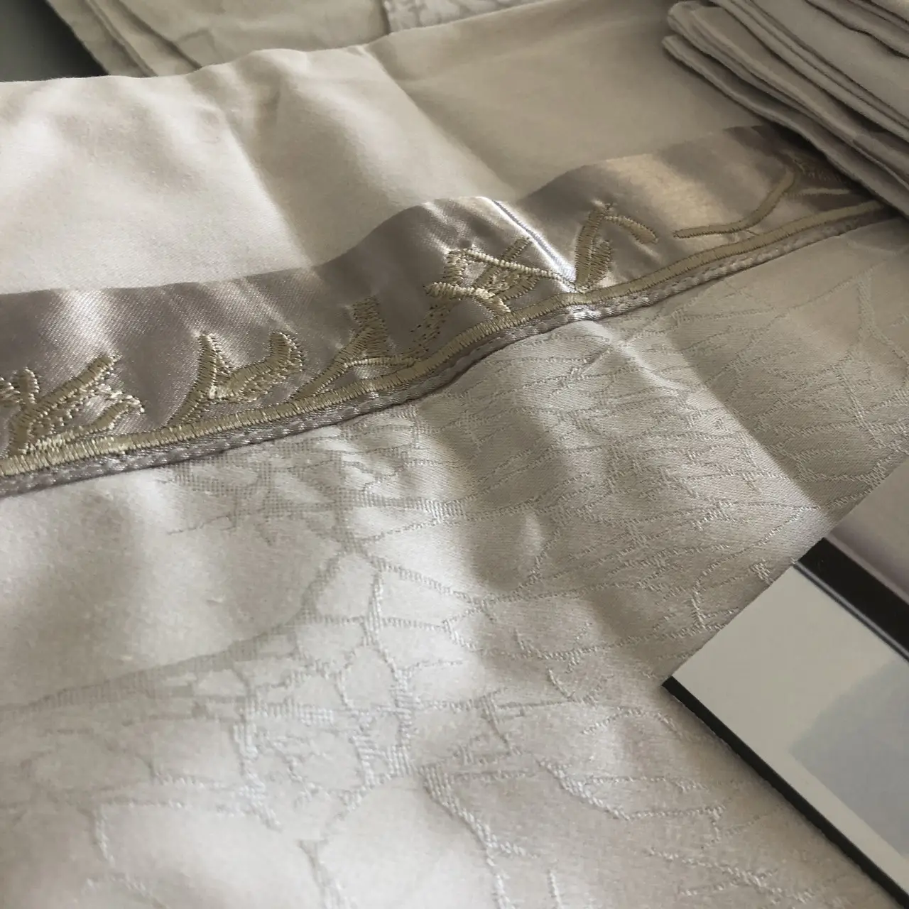 Постільна білизна Vie Nouvelle жаккард із шовковою вишивкою євро 200х220 JE-A003