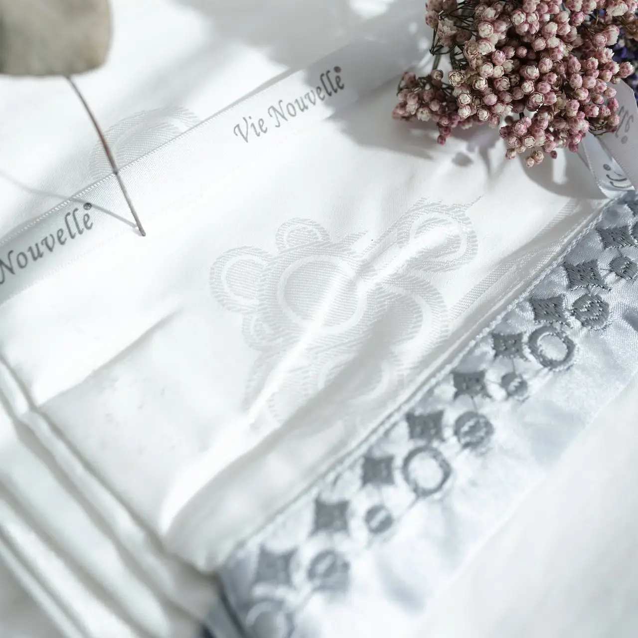 Постільна білизна Vie Nouvelle жаккард із шовковою вишивкою євро 200х220 JE-B02