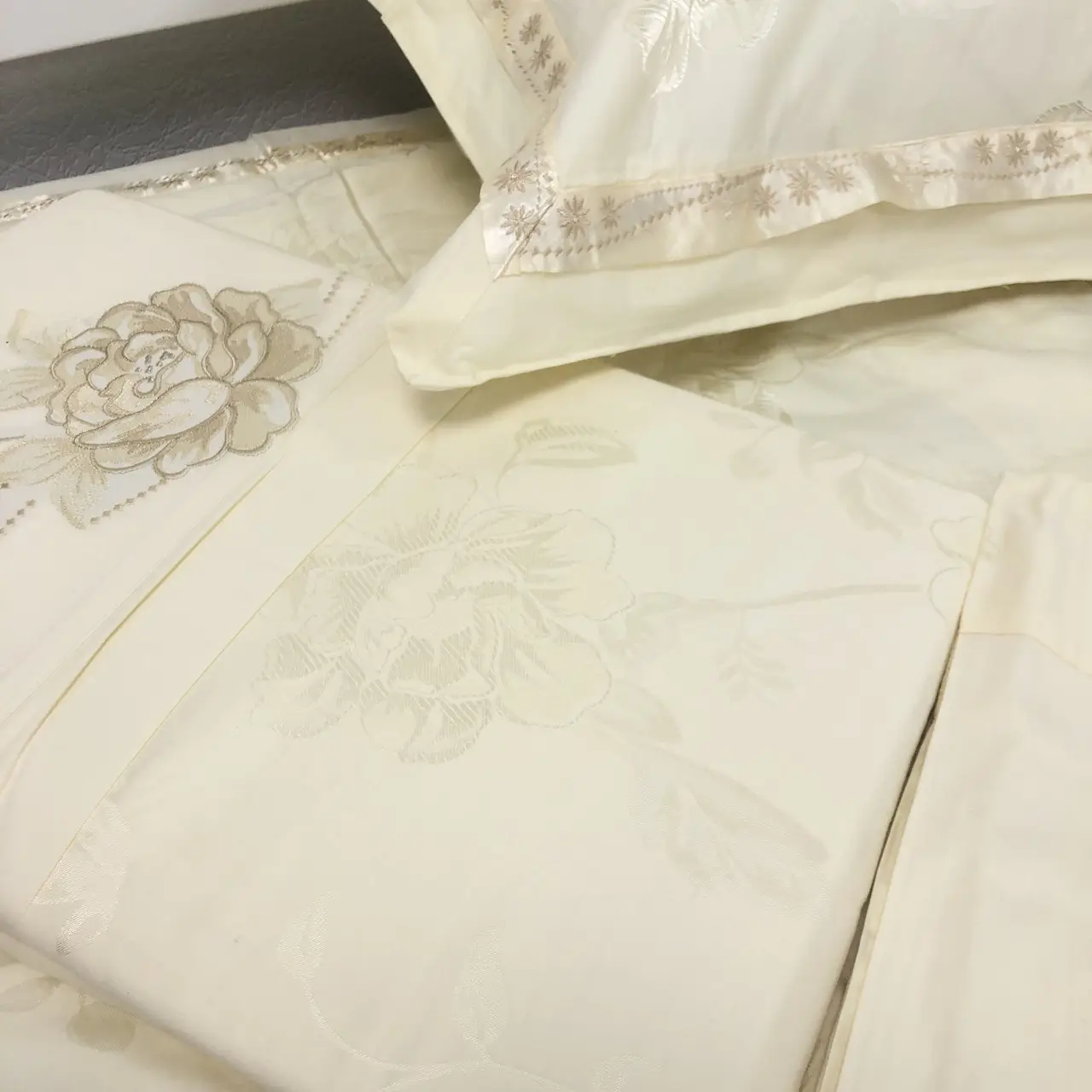 Постільна білизна Vie Nouvelle жакард з вишивкою євро 200×220 JE-15