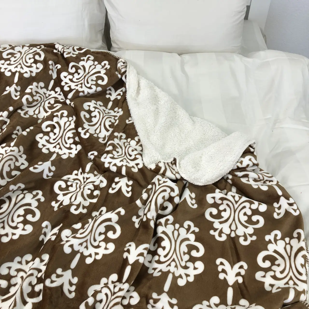 Плед покривало з овчинкою Vie Nouvelle 215×235 вензеля коричневі