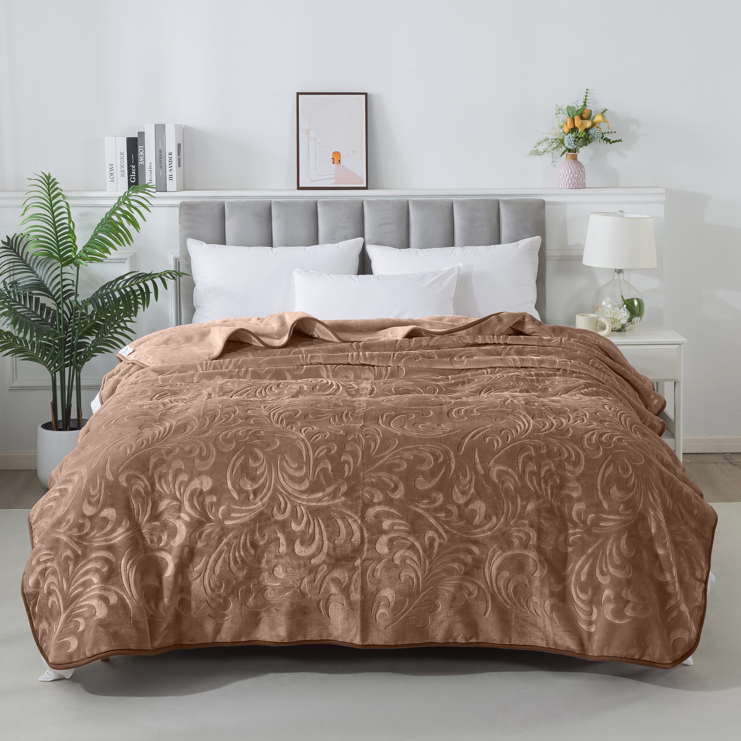 Плед велюровий з видавкою однотонний Vitas 200х240 молочний шоколад D009