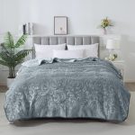 Плед велюровий з видавкою однотонний Vitas 200х240 срібний D018