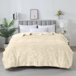 Плед велюровий з видавкою однотонний Vitas 200х240 ванільний 0907